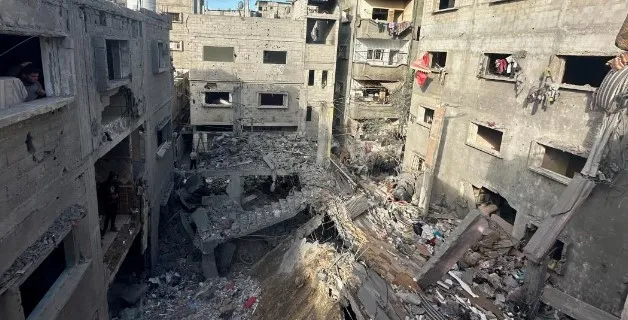 Siyonistler Gazze’de UNRWA’nın yardım dağıttığı binayı vurdu! Çok sayıda ölü var