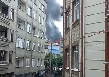 Zeytinburnu'nda hurdalık alanda yangın! Siyah dumanlar gökyüzünü kapladı