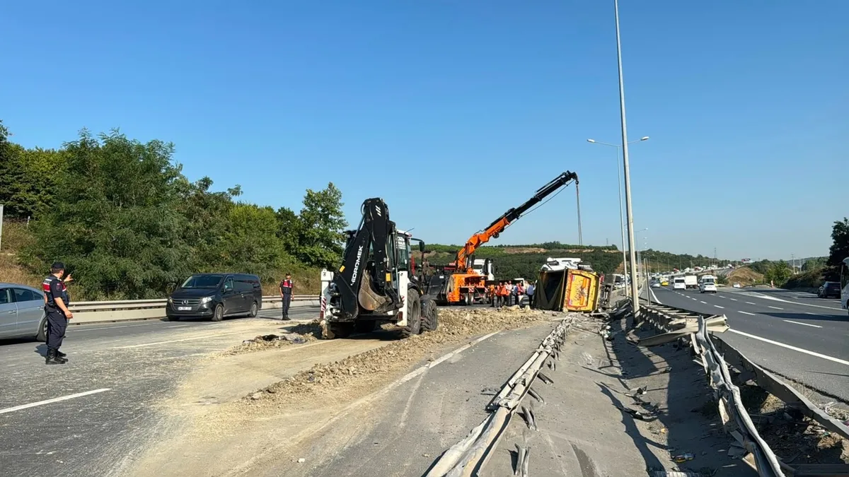 İstanbul'da hafriyat kamyonu dehşet saçtı: Otomobile çarpıp devrildi