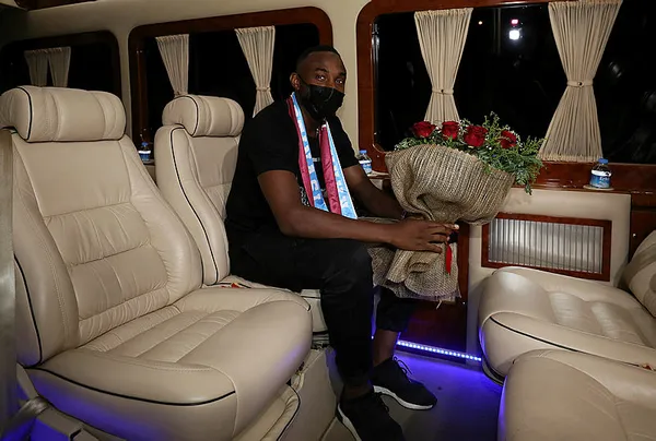 1624829962556.jpg Trabzonspor'un yeni transferi Fode Koita Trabzon'a geldi! Golcü oyuncu çiçeklerle karşılandı - 1