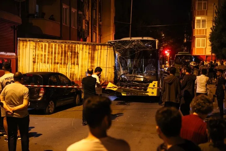 İstanbul’da İETT dehşeti! Gece yarısı tam 17 arabaya birden çarparak durabildi! Şoför kayıplarda...