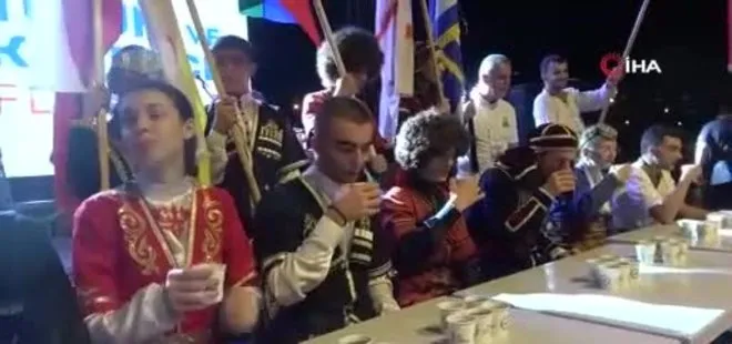 En hızlı çay içme yarışmasında şampiyon oldu, Yusuf Dikeç'in pozunu verdi