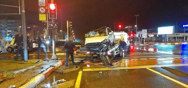 Fatih'te otomobil tur otobüsüne çarptı! Araba hurdaya döndü