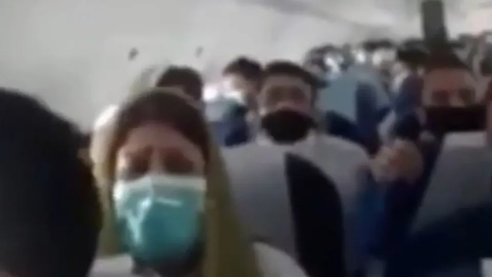 Uçakta panik anları kamerada! Çığlıklar yükseldi