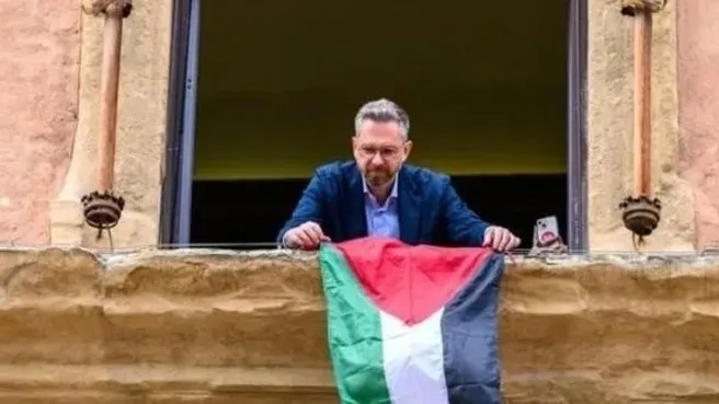 İtalyan başkan belediye binasına Filistin bayrağı astı!