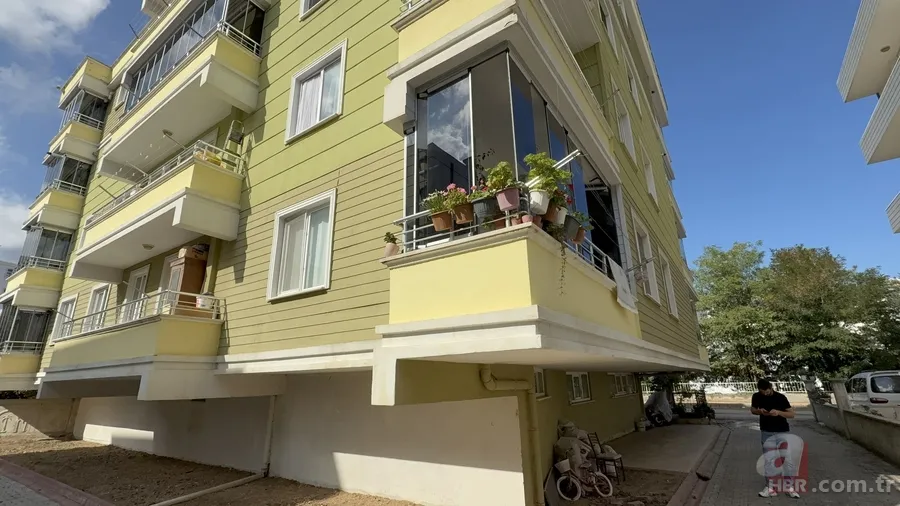 Çiçeklere çamaşır suyu döktü! Uyarılınca baba-oğulu darp etti | O anlar kamerada 1