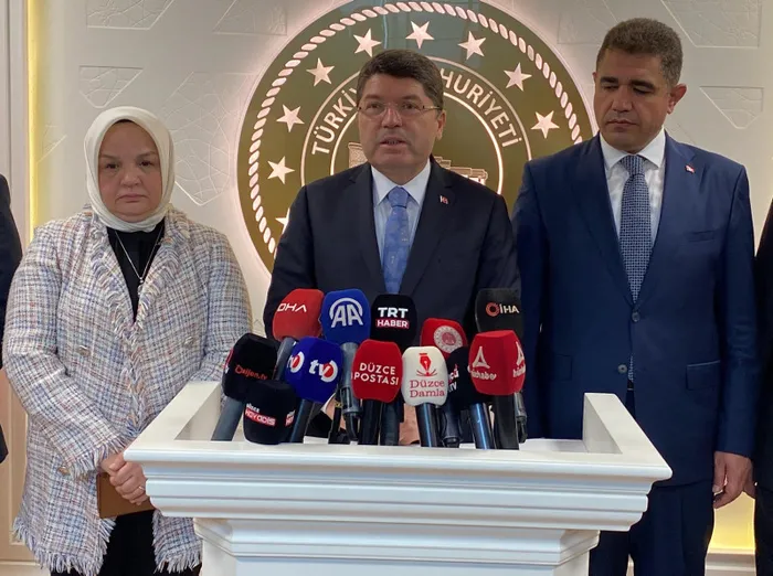 adalet-bakani-yilmaz-tunctan-6-8-ekim-davasi-ile-ilgili-flas-aciklama-1715945294852.jpg Adalet Bakanı Yılmaz Tunç'tan 6-8 Ekim Davası ile ilgili flaş açıklama - 5