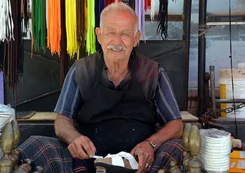 64 yıldır ayakkabı boyacılığı yapıyor