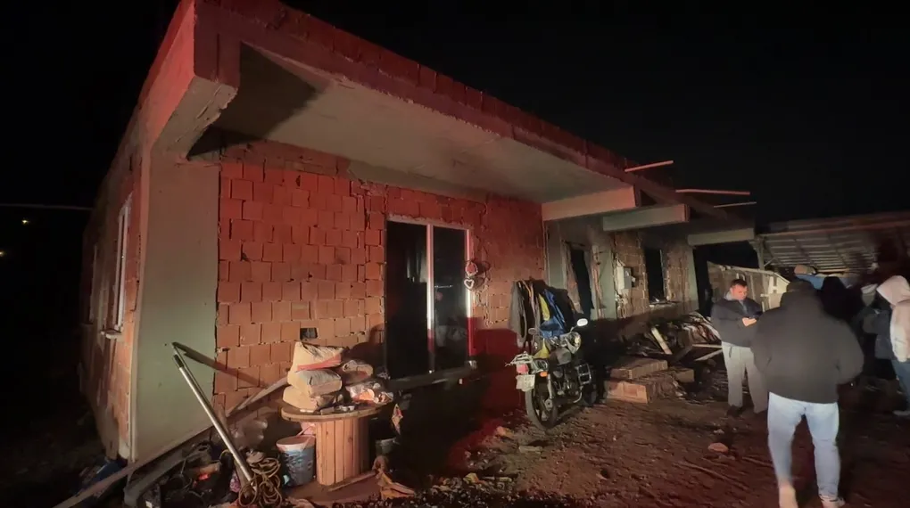 Kaynar suya benzin dökülen evde patlama