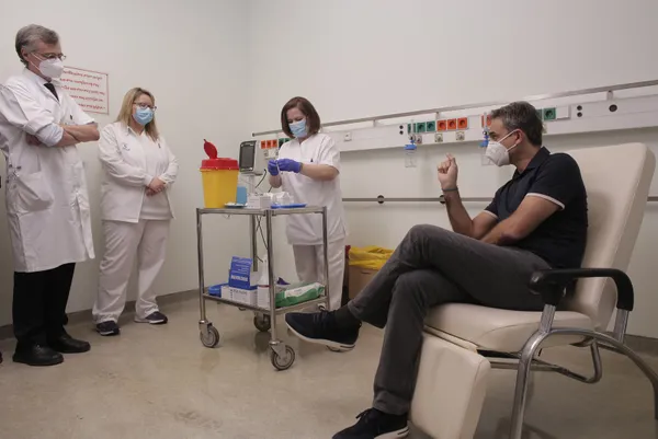 Yunanistan’ı karıştırdı! Başbakan Miçotakis’in korona aşısı olurken çekilen fotoğrafına tepki