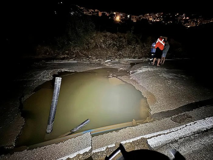 Bodrum'da ana su isale hattı patladı! Yol çöktü cadde göle döndü - 1