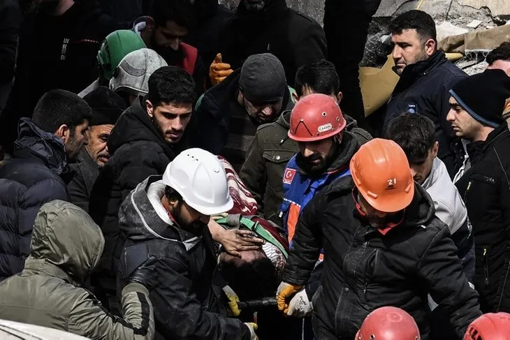 KAHRAMANMARAŞ'TA 7,4'LÜK DEPREM! Deprem bölgesinde kurtarma çalışmaları devam ediyor | İğne deliğinden çıkarıldılar