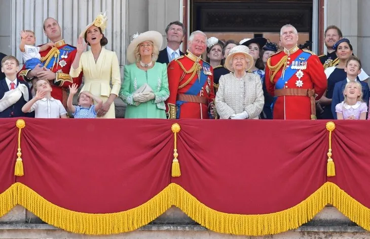 İngiliz Kraliyet Ailesi’nde taciz skandalı! Kraliçesi Elizabeth oğlunu aklamak için server harcadı