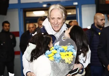 Fenerbahçe dev derbi için Trabzon'a gitti! Jesus'u minik taraftarlar çiçekle karşıladı