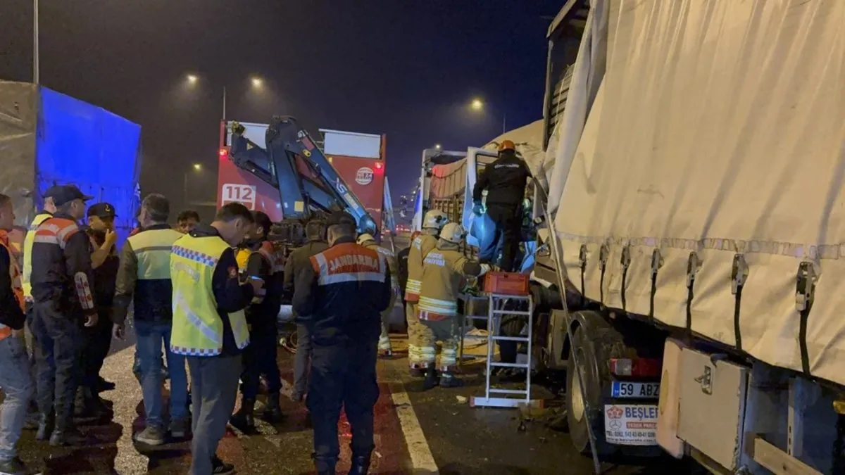 Anadolu Otoyolu'nda feci kaza Tır sürücüsü sıkışarak can verdi