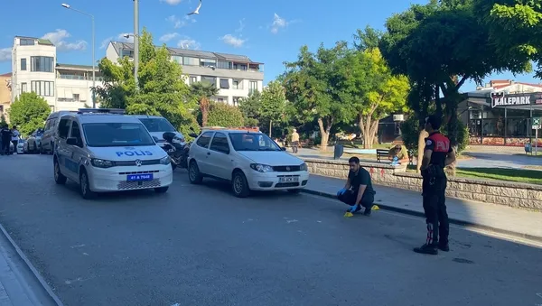 kocaelide-dehset-parkta-oturan-baba-ogul-silahli-saldirya-ugradi-1658209488709.jpg Kocaeli’de dehşet! Parkta oturan baba oğul silahlı saldırya uğradı - 5