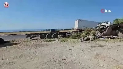 Adilcevaz’da meyve suyu yüklü tır devrildi