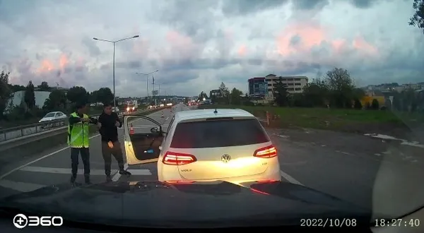 1665474928691.jpg Bursa’da şoförlerin boks maçı! Anayolu adeta ringe çevirdiler - 3