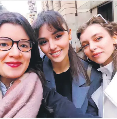 hande-ercel-ve-kardesi-gamze-ercel-italyayi-salladi-geceligi-20-bin-tllik-1649101406025.jpg Hayranları peşini bırakmadı! Hande Erçel'in bedava İtalya tatili