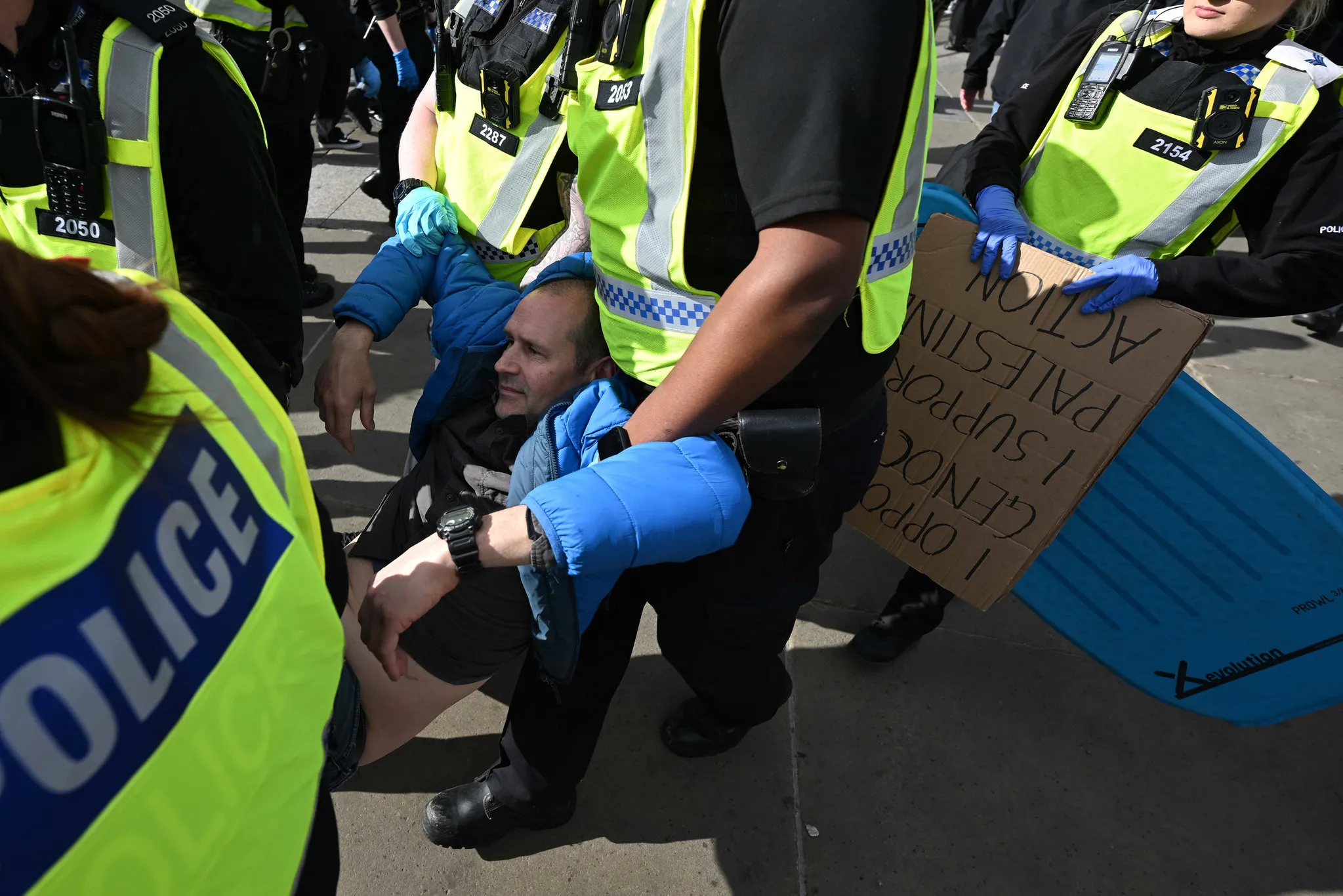 İngiltere’de demokrasi ayaklar altında: 212 göstericiye kelepçe