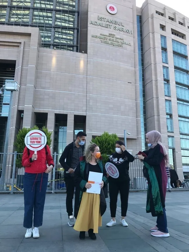 Karaköy'da başörtü kızlara saldıran kadın yeniden hakim karşısında! “Şizofrenim” diyerek özür diledi - 3