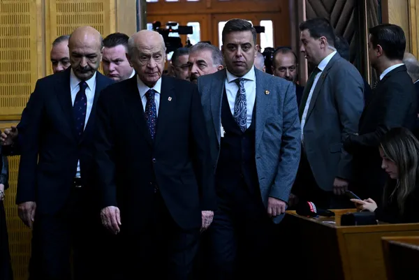 mhp-lideri-devlet-bahceliden-onemli-aciklamalar-mecliste-terorist-istemiyoruz-dem-partisi-icin-4-oneri-1703587938345.jpg MHP Lideri Devlet Bahçeli'den önemli açıklamalar: Meclis'te terörist istemiyoruz | DEM Partisi için 4 öneri - 14