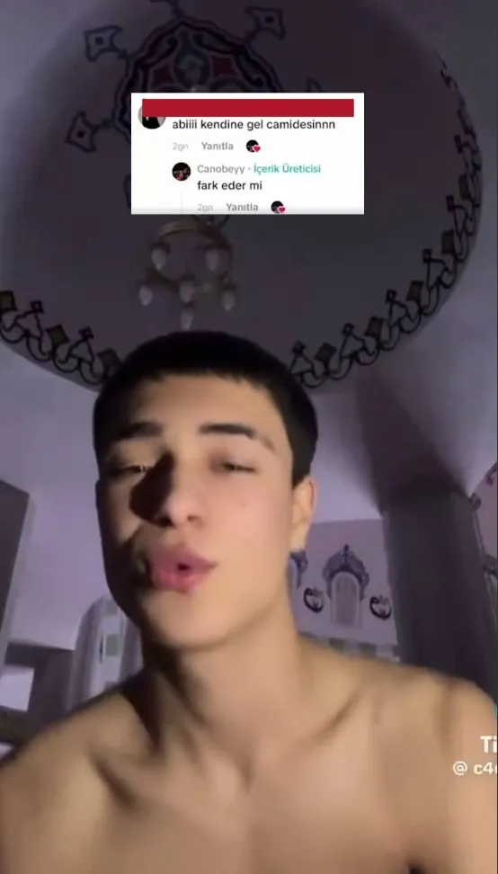 kutsal-mekanda-skandal-rezalet-camide-yari-ciplak-video-cekti-1774044892612.jpg Kutsal mekanda skandal rezalet: Camide yarı çıplak video çekti - 2