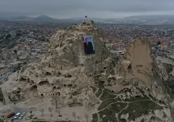 Skandal bildiriye posterli tepki! Dünyanın en yüksek peribacasına asıldı