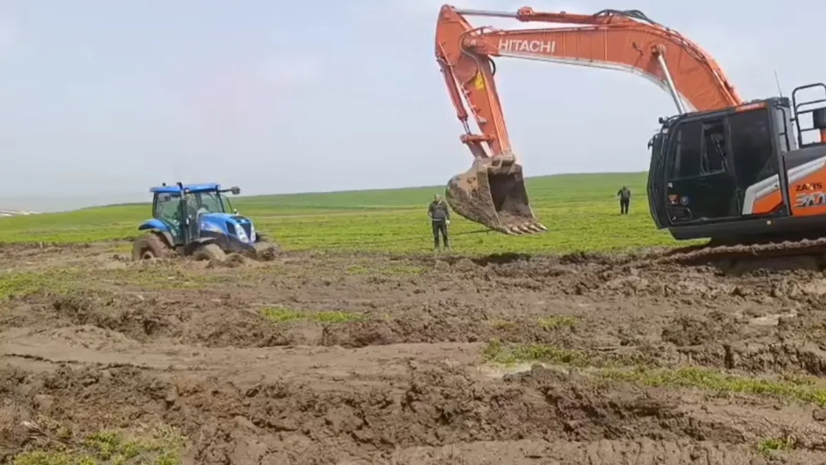 Tarlada çamura saplanan traktörler 3 gün sonra kurtarıldı