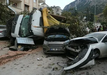 Freni boşalan hafriyat kamyonu araçları kağıt gibi ezdi! Yer: Hatay
