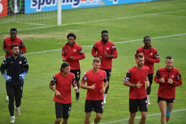 1663259181877.jpg Dünya futbol tarihinde bir ilk! Sivasspor'un Cluj maçı öncesi formaları havalimanında kayboldu - 1