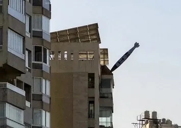 İsrail bombası böyle fotoğraflandı! Bina yerle bir oldu