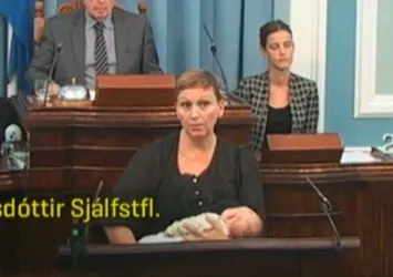 İzlandalı vekil bebeğini parlamentoda emzirdi