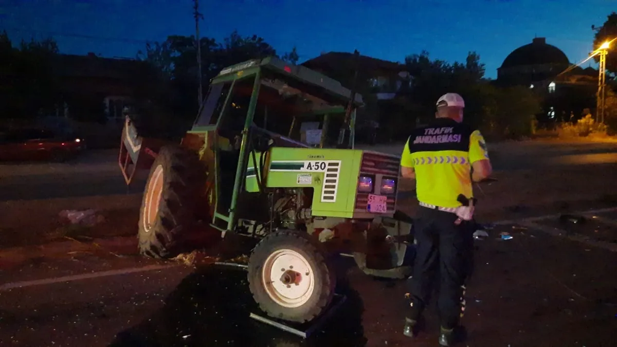 Samsun’da otomobil ile traktör çarpıştı: 3 yaralı