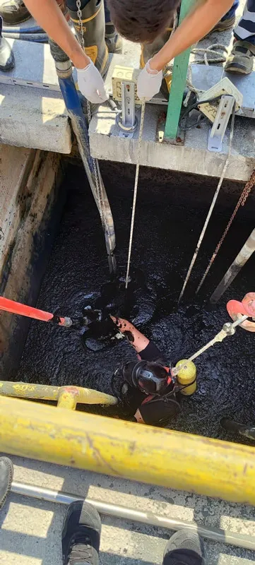 1695568121346.jpg Adana’da feci ölüm! Kimyasal atık havuzuna düşen 1 işçi öldü, 1 işçi yaralandı - 3