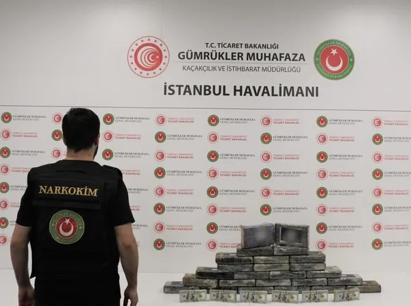 istanbul-havalimaninda-uyusturucu-operasyonu-58-kilogram-kokain-ele-gecirildi-cok-sayida-gozalti-ve-tutuklu-va-1653469786929.jpg İstanbul'da zehir tacirlerine geçit yok! İranlı baron kıskıvrak yakalandı - 7