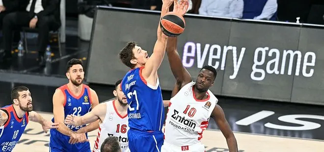 Anadolu Efes Olympiakos’u devirdi! Son periyotta şov