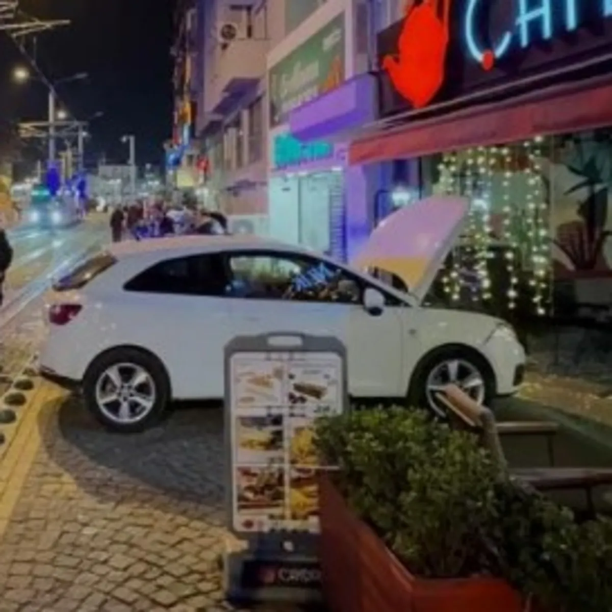 Otomobil kafeye daldı! Yaralılar var