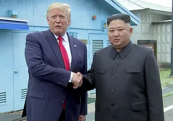 Trump ve Kim görüştü