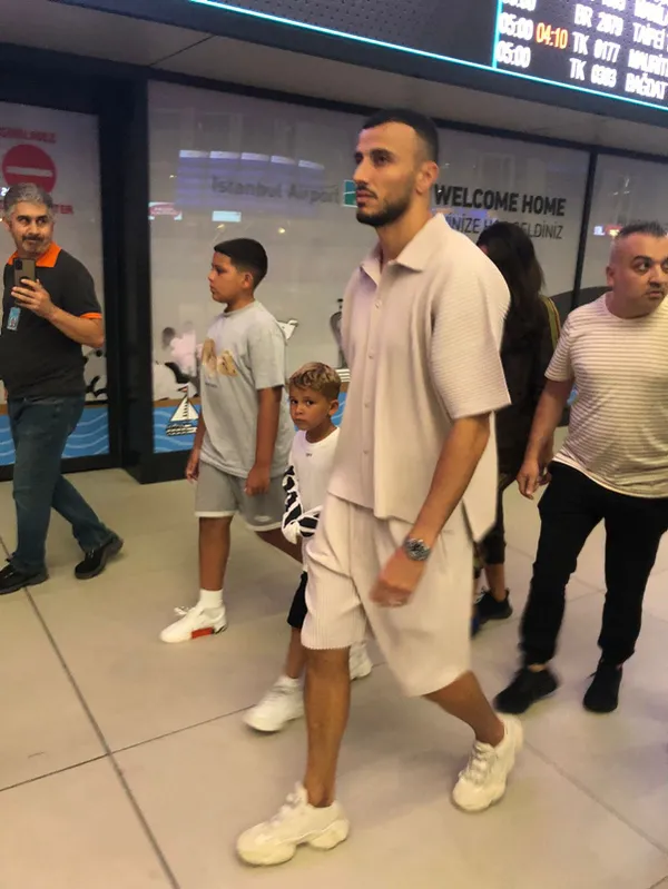 son-dakika-besiktas-transferini-acikladi-romain-saiss-ile-21-sozlesme-imzaladi-1655457682971.jpg Son dakika: Beşiktaş transferini açıkladı! Romain Saiss ile 2+1 sözleşme imzaladı - 2