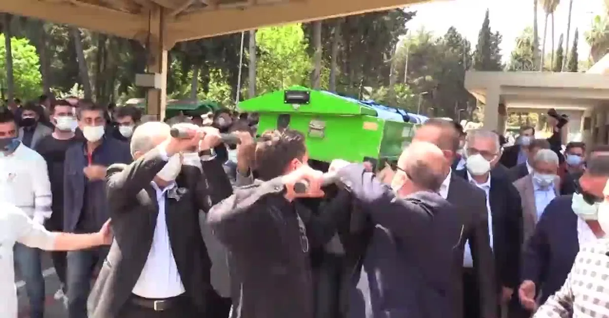 Taşıdığı tabutun direği elinde kaldı! Fatih Terim'in zor anları