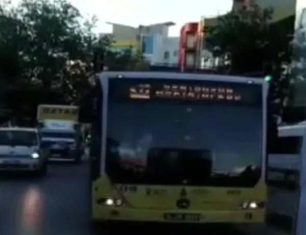 iett-otobusu-krizi-yolcular-yolu-kesti-1664347685800.jpg İETT otobüsü krizi! Yolcuların bazıları yol kesti bazıları ise metrelerce kuyruk oluşturdu - 3