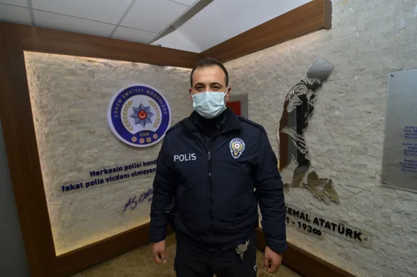 85-yasindaki-kadini-sirtinda-tasimisti-o-polis-memuruna-basari-belgesi-1608727722830.jpg 85 yaşındaki kadını sırtında taşımıştı! O polis memuruna 'Başarı Belgesi' - 1