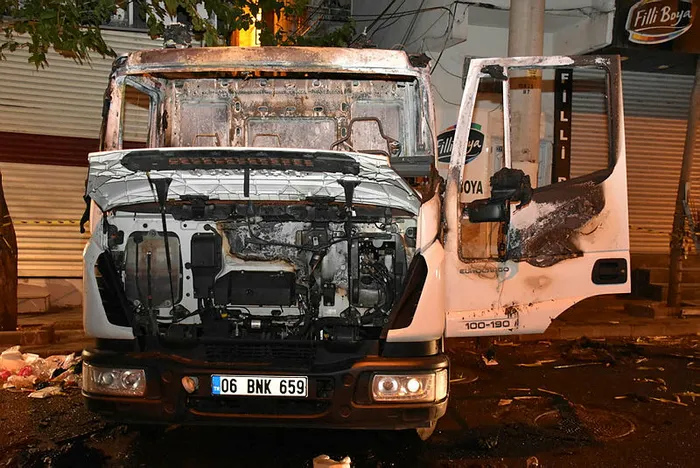 Diyarbakır'da temizlik aracı 4 kişi tarafından yakıldı - 1