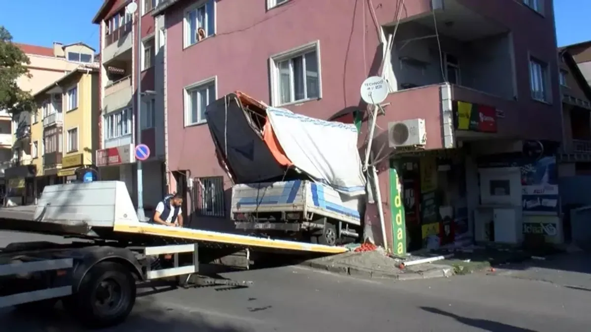 Üsküdar'da kamyonet iş yerine girdi