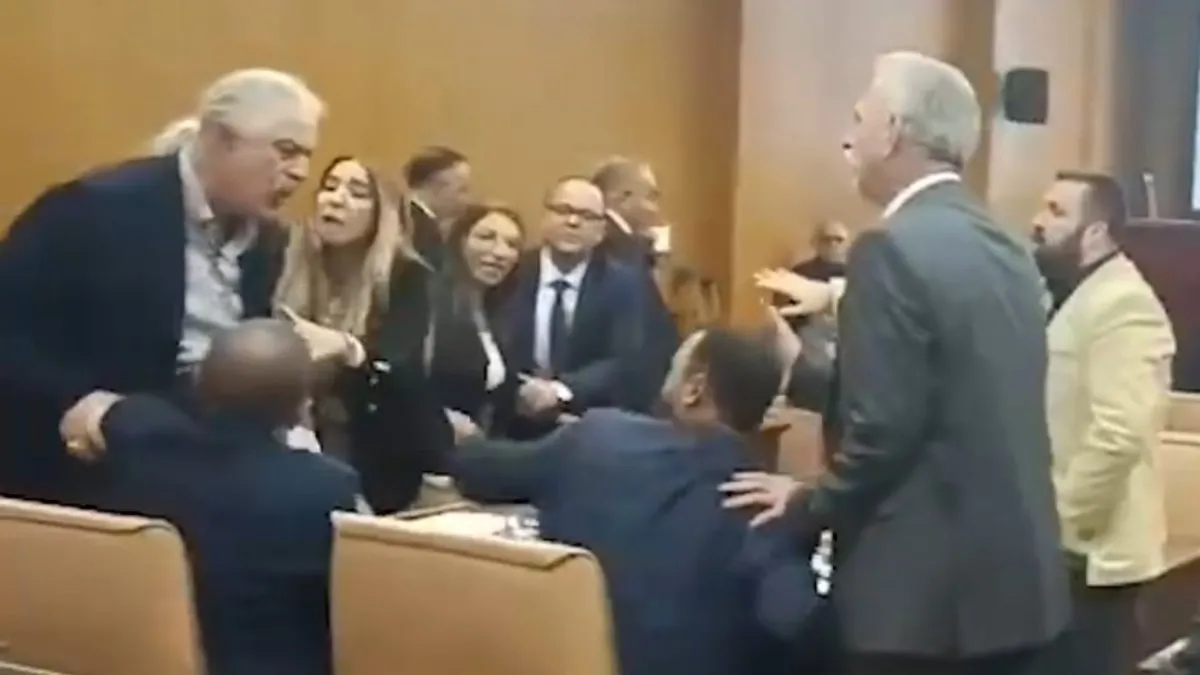 “Beni alabilecek kapasiten yok” dedi! CHP’liler birbirine girdi: Yumruk ve tehditler havada uçuştu