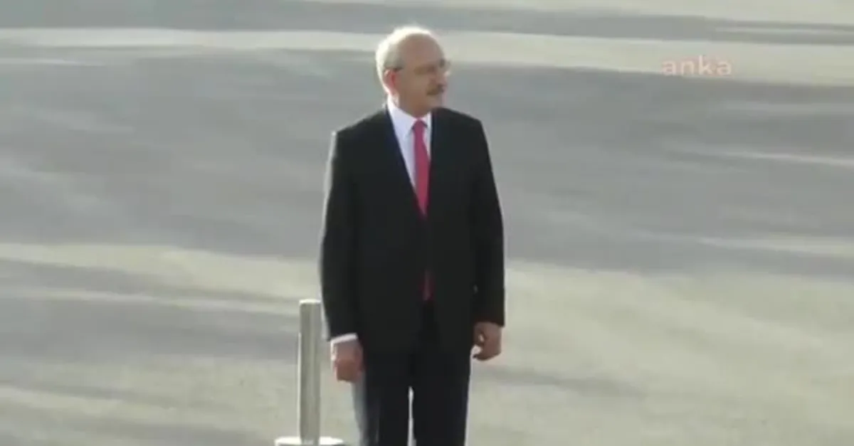 19 Mayıs'ı unutan CHP'li vekiller Kemal Kılıçdaroğlu'nu dakikalarca ayakta bekletti | Video