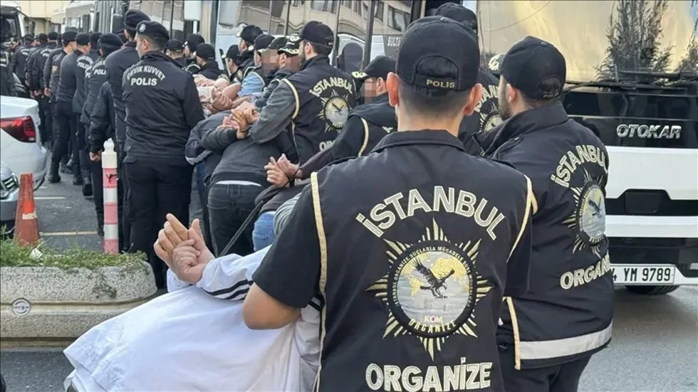 adalet-bakanligindan-81-ile-sifir-tolerans-genelgesi-dijital-ve-sokak-cetelerine-darbe-1782141481612.jpeg Adalet Bakanlığı'ndan 81 ile "sıfır tolerans" genelgesi! Çetelerin kökü kazınacak - 3