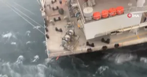 Yolcu gemisi yük gemisine çarptı