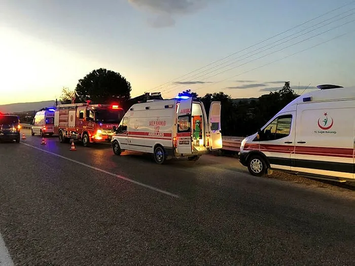 Son dakika: Manisa'da tarım işçilerini taşıyan minibüsle kamyon çarpıştı: 26 yaralı - 3